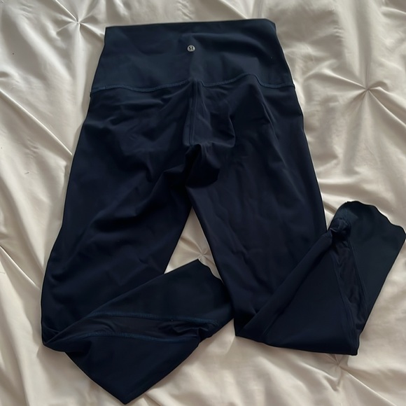Lululemon size 6 navy scalloped legging - Picture 1 of 6